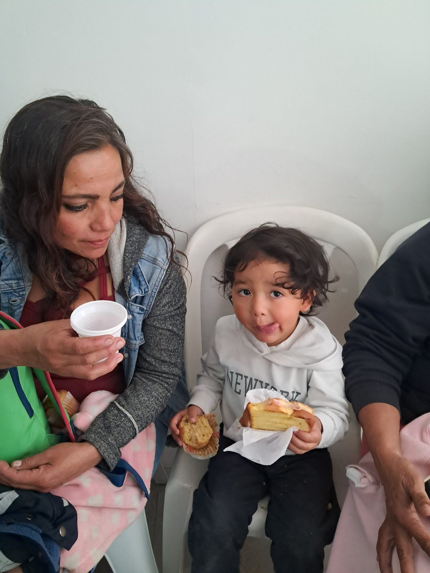 Madre y niño compartiendo