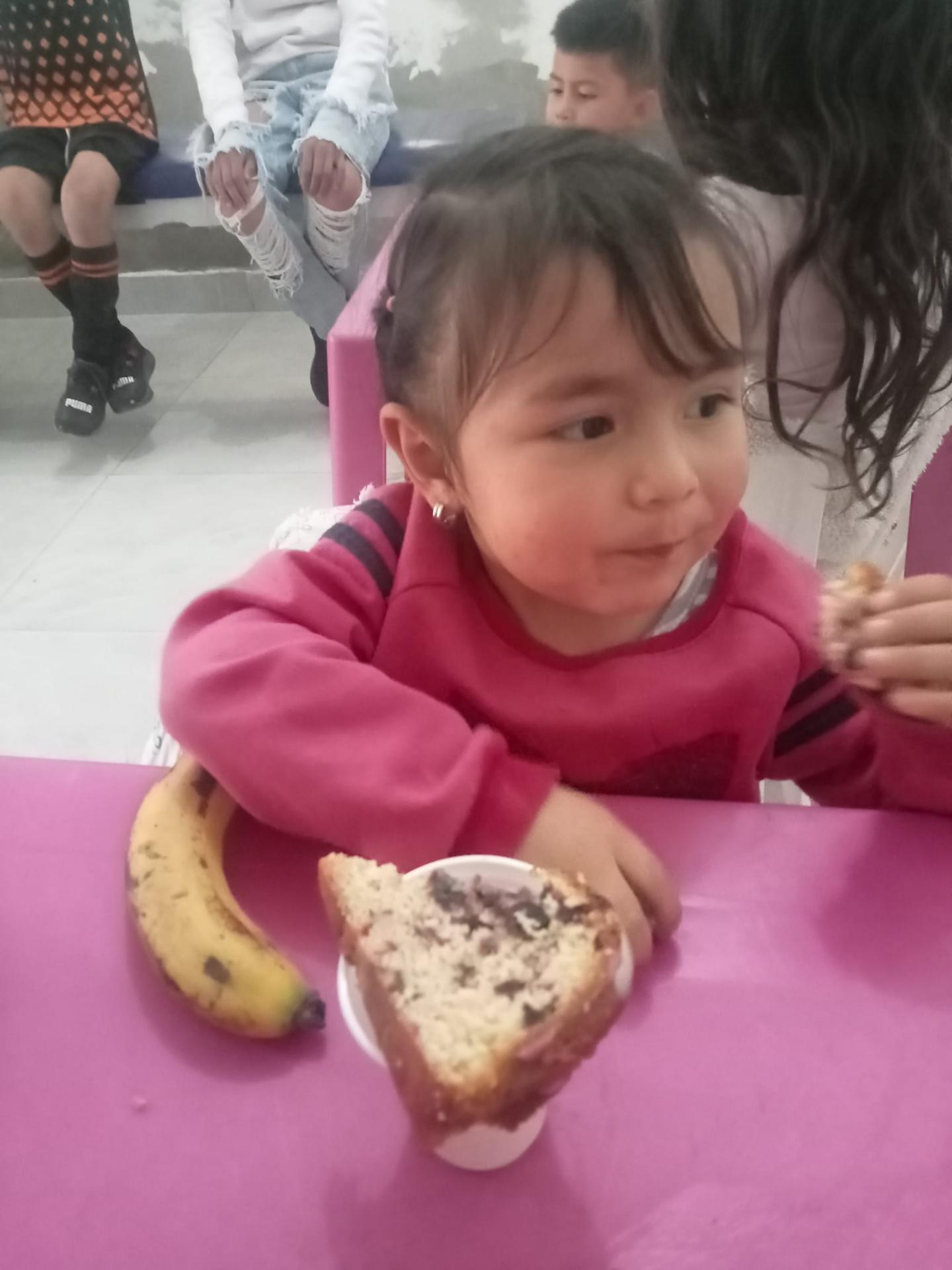 Niña con su desayuno