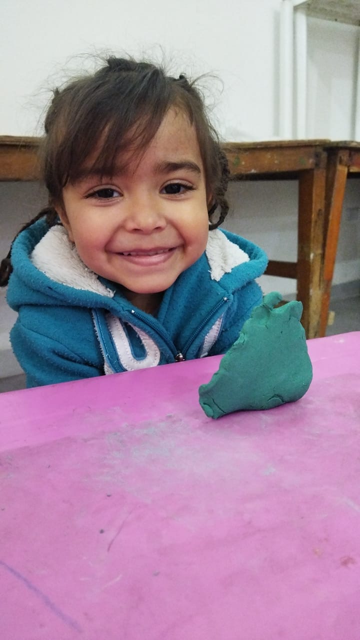 Niña sonriendo en la fundación
